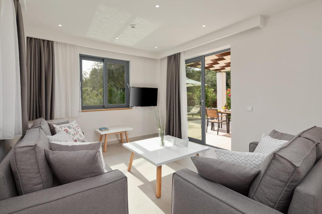 Perithia Suites Bagian luar foto
